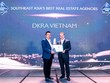Ông Phạm Lâm - CEO DKRA Vietnam (bên trái) đón nhận giải thưởng "Đơn vị phân phối Web Tổng Nhà Cái 99Kl99 Giải Trí Bậc Nhất tốt nhất Đông Nam Á" 