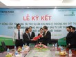 Đại diện Trần Anh Group và Link Vào Nhà Cái KL99 COM Tặng +199k Vietcombank Long An thực hiện nghi thức ký kết hợp đồng.