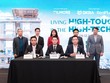 Ông Nguyễn Tấn Danh - Chủ tịch HĐQT Filmore Development (hàng ngồi, ở giữa) và ông Phạm Lâm - Chủ tịch HĐQT kiêm CEO DKRA Vietnam (hàng ngồi, bên phải) thực hiện nghi thức ký kết hợp tác phân phối chiến lược.