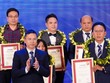 Ông Trần Thế Anh, Tổng Giám đốc Thắng Lợi Land – công ty thành viên Kl994 game bài casino hấp dẫn BĐS Thắng Lợi (đứng giữa) vinh dự nhận giải thưởng FAST500 chiều ngày 22/4