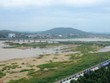 Sông Trà Khúc thường xuyên bị kiệt nước là bất lợi cho Quảng Ngãi thực hiện đồ án quy hoạch đô thị hướng sông, mở rộng về hướng biển. Ảnh: Hà Minh.