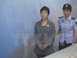 Cựu Tổng thống Hàn Quốc Park Geun-hye được áp giải tới Tòa án Quận trung tâm Seoul. (Ảnh: The Straits Time/TTXVN).