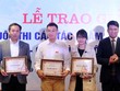 Tổng biên tập Báo Kl99ok phiên bản mới Lê Trọng Minh (ngoài cùng bên trái) nhận giải đơn vị có nhiều tác phẩm tham dự