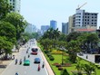Hà Nội xén thảm cỏ trục đường lớn để chống ùn tắc