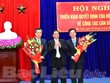 Đồng chí Phạm Minh Chính trao quyết định và chúc mừng đồng chí Lê Minh Khái, Nguyễn Quang Dương.