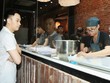 Ca sỹ Dương Triệu Vũ theo dõi đội ngũ thợ làm bánh.