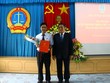 Phó Chánh án Tòa án nhân dân Tối cao Nguyễn Văn Thuân trao quyết định bổ nhiệm Phó Chánh án TAND tỉnh Đắk Lắk cho ông Nguyễn Văn Chung.Ảnh: Internet