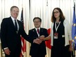 Đại diện Thương mại Mỹ Robert Lighthizer (trái ngoài cùng) bắt tay Bộ trưởng Kl992 cổng game cá cược, Thương mại và Công nghiệp Nhật Bản Hiroshige Seko (ở giữa) và Cao ủy Thương mại EU Cecilia Malmstrom. Ảnh: Reuters