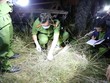 Cảnh sát khám nghiệm hiện trường, thu giữ nhiều hung khí. Ảnh: Kh.Uyên.