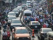 Trên đường từ chỗ làm trở về nhà, vợ chồng chị Hoài thường xuyên gặp cảnh tắc đường - Ảnh: Huy Hoàng