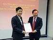Thứ trưởng Lê Tấn Dũng trao Quyết định cho ông Lê Công Sơn – Giám đốc Trung tâm.Ảnh Internet