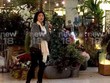 Hình ảnh được cho là bà Yingluck đang mua sắm tại trung tâm thương mại ở London (Ảnh: News TV 18)