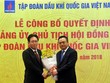 Tân Chủ tịch HĐTV PVN Trần Sỹ Thanh (phải) nhận hoa chúc mừng từ Tổng giám đốc PVN Nguyễn Vũ Trường Sơn (ảnh : CTV) 