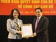 Đồng chí Phạm Minh Chính trao quyết định cho đồng chí Lâm Thị Phương Thanh. Ảnh Tuyengiao.vn