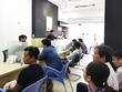 Nhiều người chờ đợi thay pin tại một Trung tâm bảo hành được Apple ủy nhiệm tại TP.HCM.