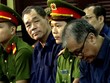 Các bị cáo trước phiên xử. 