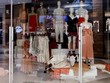 Một cửa hàng H&M tại Nam Phi bị đập phá. Ảnh: Getty Images