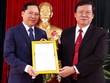 Ông Nguyễn Phi Long, Bí thư TƯ Đoàn (trái), nhận quyết định phân công nhiệm vụ mới . Ảnh: T.Thế