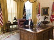 Nhà Trắng công bố hình ảnh Tổng thống Donald Trump làm việc trong phòng Bầu Dục giữa lúc Kl993 ưu đãi thưởng hấp dẫn đóng cửa.
