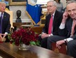Trump (trái) gặp lãnh đạo đảng Dân chủ tại Thượng viện Schumer (phải) tại Nhà Trắng. Ảnh: CNN.