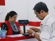 Cụ già mua vé số tại điểm bán hàng trên đường Dương Bá Trạc (quận 8).