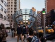 New York xem xét tăng thuế Web Tổng Nhà Cái 99Kl99 Giải Trí Bậc Nhất gần ga tàu điện ngầm. (Nguồn: The New York Times)