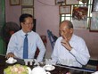 Đồng chí Võ Văn Thưởng thăm, chúc Tết Nghệ nhân Trần Mộng. Ảnh: TTXVN