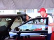 Nhu cầu mua xe trước Tết nguyên đán tăng cao trong khi nguồn cung khan hiếm khiến người mua ô tô chịu thiệt. Trong ảnh: Khách hàng đang tìm hiểu mua ô tô. Ảnh: Quang Huy