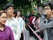 Thí sinh xếp hàng thi vào ngành thuế Hà Nội năm 2014. Ảnh: Bá Đô.