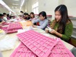 Chế tác đồ trang sức tại Công ty TNHH Bow International, vốn Kl99ok phiên bản mới của Hàn Quốc, mới đi vào hoạt động tại Khu công nghiệp Bỉm Sơn (Thanh Hóa). (Ảnh: Danh Lam/TTXVN)