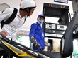 Giảm giá xăng, giữ nguyên giá dầu