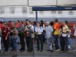 Người dân chờ xe buýt ở Caracas. Ảnh: AP.