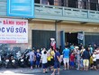 Dòng người đứng đợi bên ngoài để được xếp bàn. Ảnh: Di Vỹ.