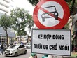 Biển cấm xe Uber, Grab trên đường phố Hà Nội. Ảnh: Anh Tú. 