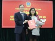 Phó Chánh án TANDTC Nguyễn Trí Tuệ trao quyết định bổ nhiệm cho bà Dương Tuyết Miên. Ảnh báo Công lý