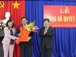 Chủ tịch UBND tỉnh Lâm Đồng trao quyết định cho ông Võ Ngọc Hiệp. Ảnh báo Lâm Đồng