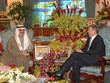 Tỷ phú Maan al-Sanea (trái) trong cuộc gặp hoàng tử Andrew nước Anh vào 2007. Ảnh: Reuters.