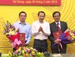 Phó Chủ tịch UBND tỉnh Hà Giang Trần Đức Quý trao quyết định bổ nhiệm cán bộ. Ảnh Hagiangtv.vn