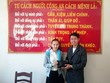 Anh Lâm trả lại số tiền cùng giấy tờ tùy thân cho chị Tâm. Ảnh: Triệu Thanh.