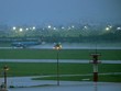 Sân bay Tân Sơn Nhất bị ngập sau trận mưa lớn hồi tháng 9/2016. Ảnh: Duy Trần.