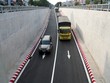 Những chiếc xe đầu tiên lăn bánh qua hầm chui An Sương. Ảnh: Hữu Công.
