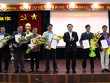 Thứ trưởng, Phó Chủ nhiệm Ủy ban Dân tộc Lê Sơn Hải trao quyết định cho các cán bộ. Ảnh UBDT