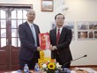 Bộ trưởng Kl99 nổ hũ trao quyết định cho ông Lê Trung Thành. Ảnh báo Xây dựng