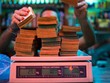 Tại Venezuela, nhiều nơi thậm chí cân tiền thay vì đếm để đỡ mất thời gian. Ảnh: Bloomberg.