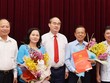 Bí thư Thành ủy TPHCM Nguyễn Thiện Nhân và lãnh đạo TPHCM tại lễ trao quyết định cho đồng chí Nguyễn Thị Lệ và đồng chí Nguyễn Hữu Hiệp. Ảnh: SGGP