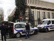 Cảnh sát Pháp bên ngoài Đại sứ Nga tại Paris sau khi có lệnh trục xuất. Ảnh: AP.