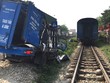 Xe tải bị hư hỏng nặng sau cú đâm của tàu SE5. Ảnh: Thắng Ngọc