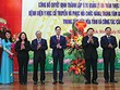 Các đồng chí lãnh đạo tỉnh Bắc Ninh chúc mừng lãnh đạo Ban Quản lý An toàn thực phẩm tỉnh.