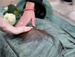 Ngôi mộ của Victor Noir cũng được nhiều người hâm mộ gọi bằng cái tên "ngôi mộ sexy nhất thế giới". Ảnh: Buzzy.