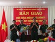 Thiếu tướng Hoàng Đăng Nhiễu tặng hoa và chúc mừng các đồng chí mới bổ nhiệm. Ảnh Daklak.gov.vn